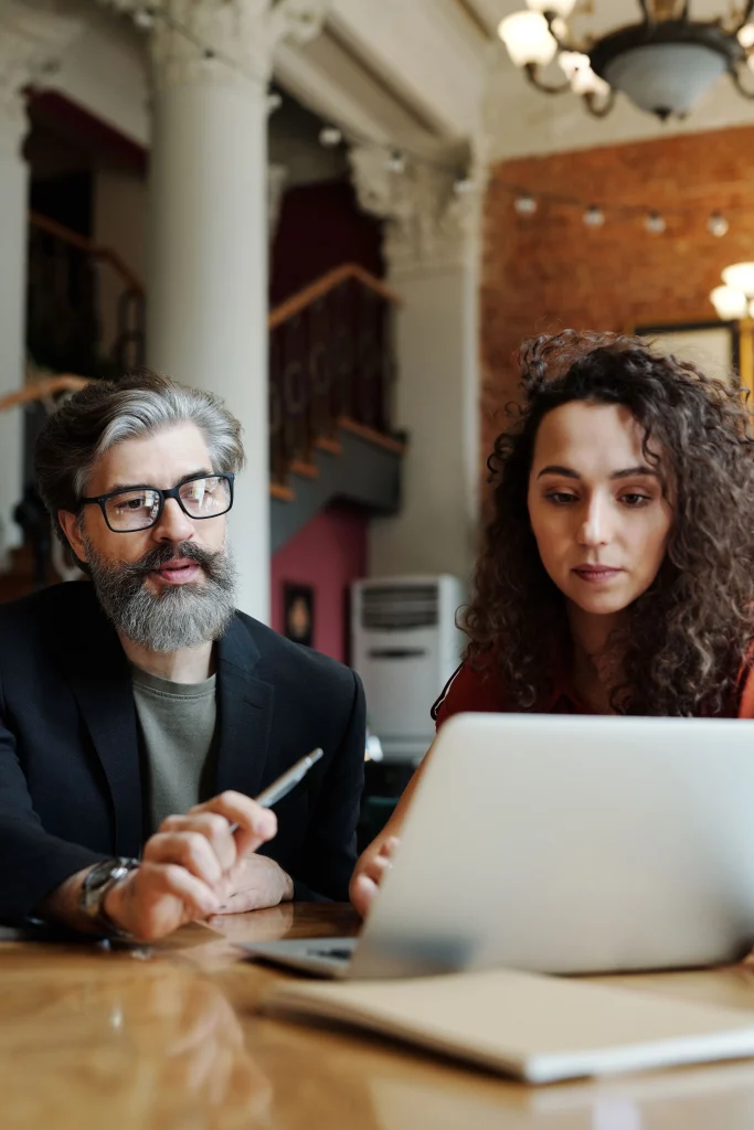 Un mentor qui donne des conseils à une collaboratrices Ikhono solutions pau