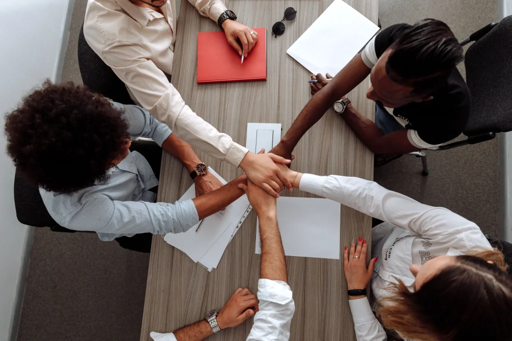 collaborateurs qui sont mains dans la mains ikhono solutions pau