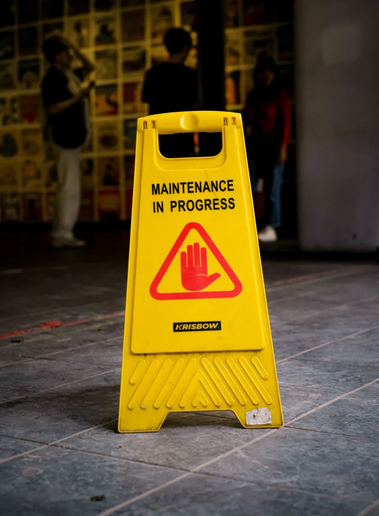 Panneau de signalisation maintenance en cours Ikhono Solutions Pau