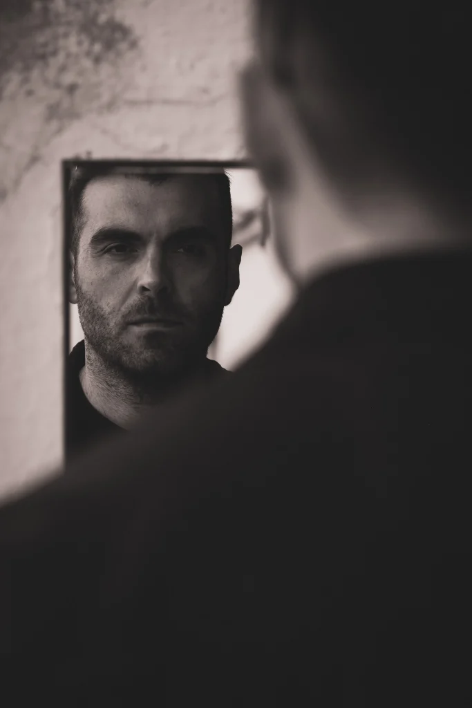 Homme qui se regarde dans un miroir Ikhono solutions Pau