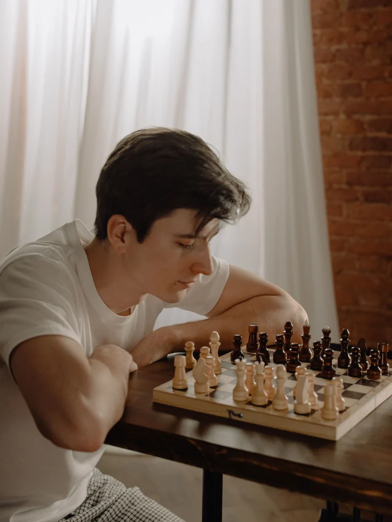 Joueur d'échecs qui réfléchit à son prochain coup Ikhono Solutions Pau