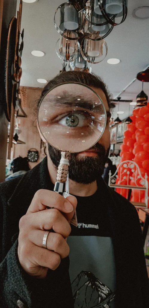 Personne qui regarde à la loupe Ikhono Solutions pau